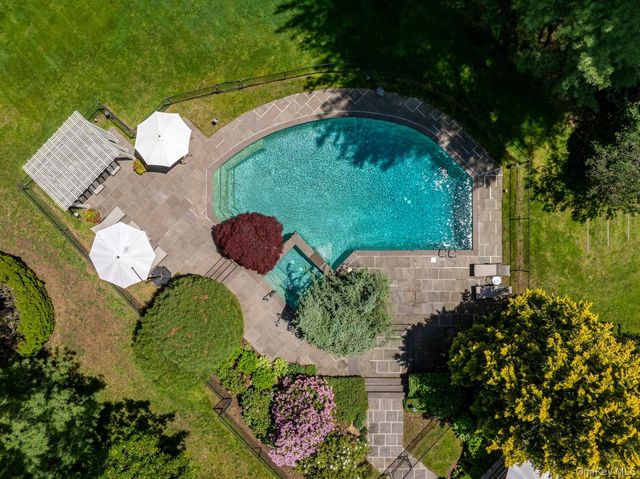 5 Coachmans Court, Old Westbury, NY 11568