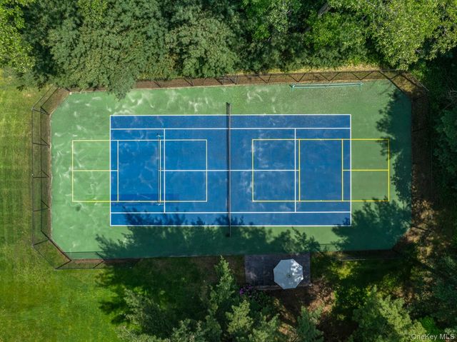 5 Coachmans Court, Old Westbury, NY 11568