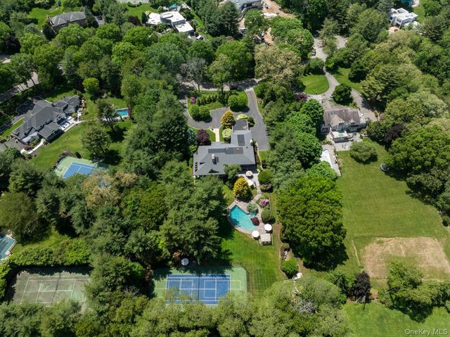 5 Coachmans Court, Old Westbury, NY 11568