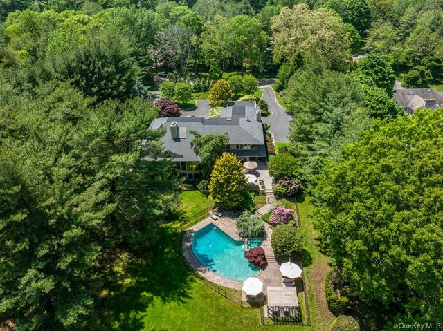 5 Coachmans Court, Old Westbury, NY 11568