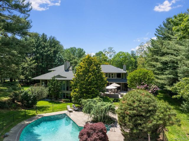 5 Coachmans Court, Old Westbury, NY 11568