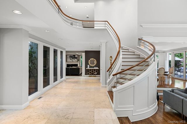 5 Coachmans Court, Old Westbury, NY 11568