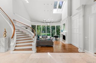 5 Coachmans Court, Old Westbury, NY 11568