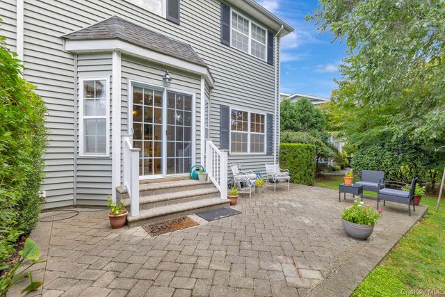 143 Paddington Circle, Smithtown, NY 11787