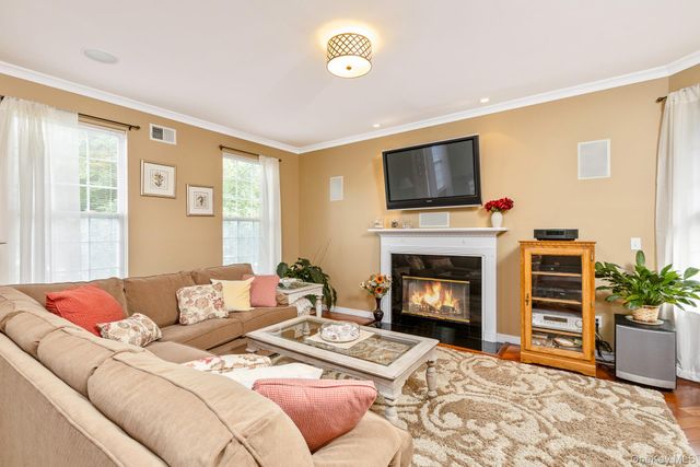 143 Paddington Circle, Smithtown, NY 11787