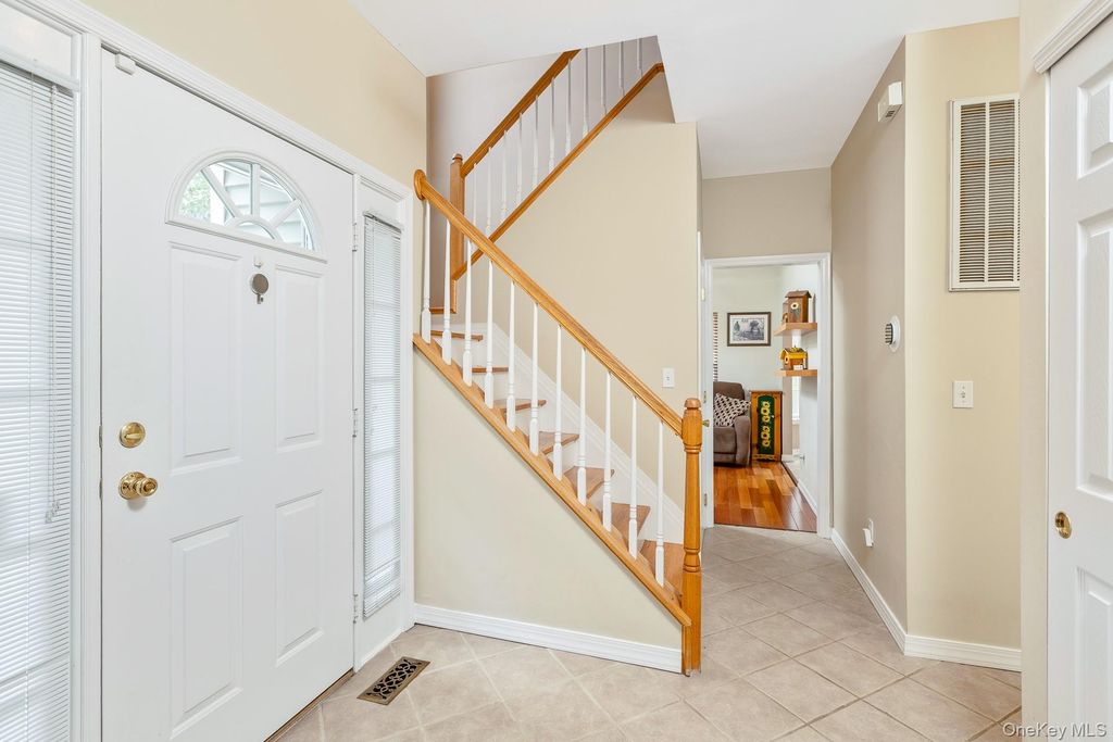 143 Paddington Circle, Smithtown, NY 11787 — photo 4