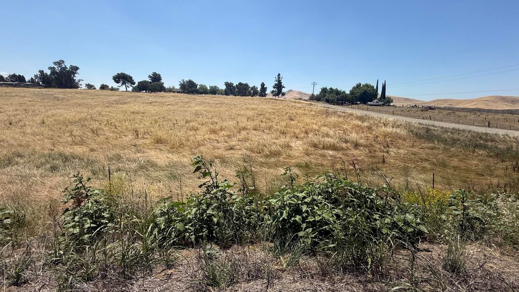 Image 2 of property listing at Ave 196, Strathmore, CA 93267