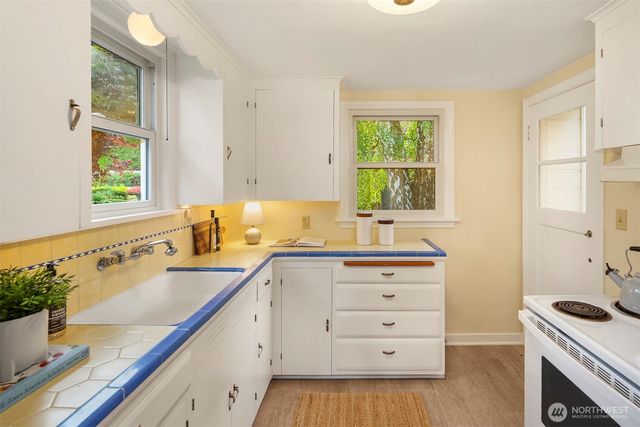 6218 37th Avenue NE, Seattle, WA 98115