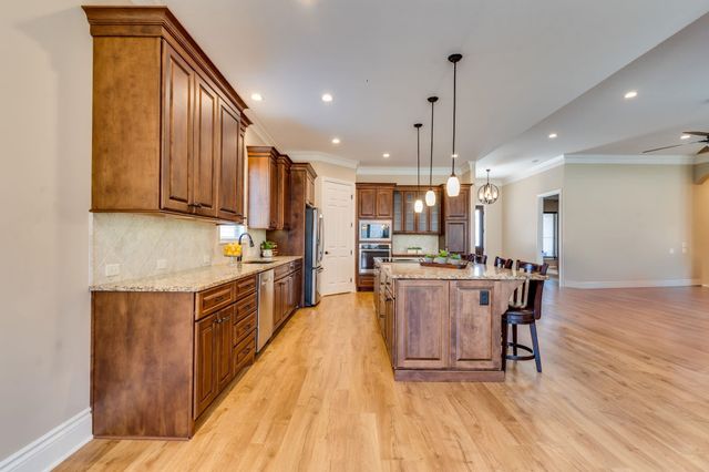 214 E Timber Creek St, Haysville, KS 67060