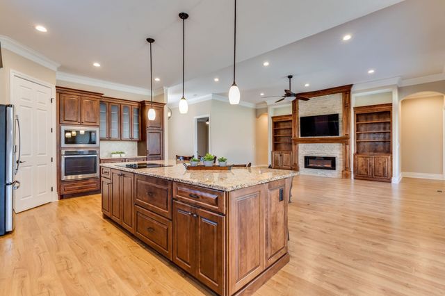 214 E Timber Creek St, Haysville, KS 67060