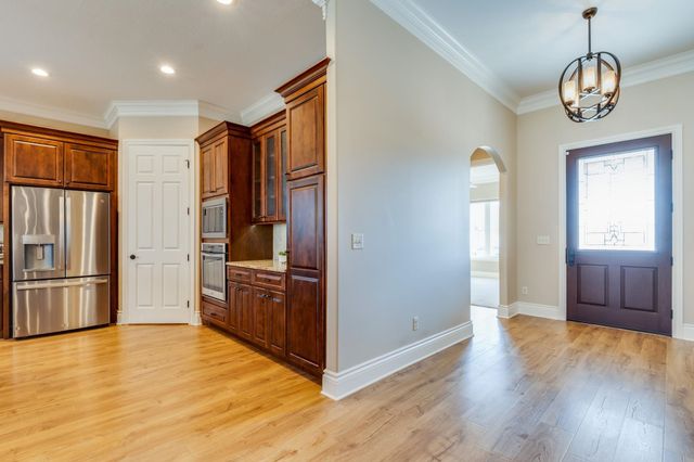 214 E Timber Creek St, Haysville, KS 67060