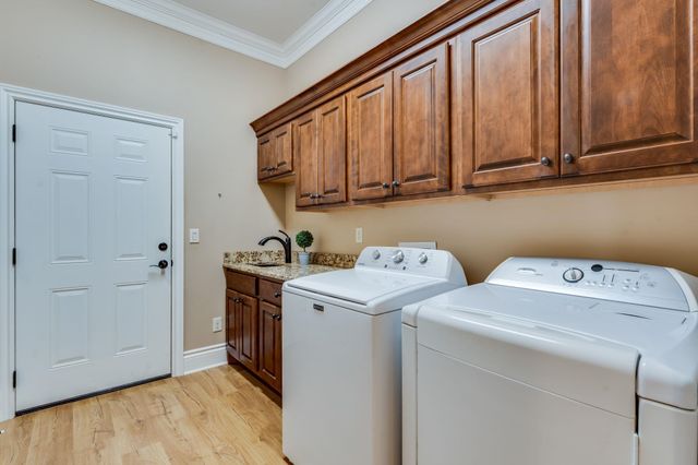 214 E Timber Creek St, Haysville, KS 67060