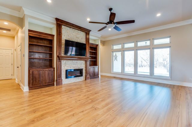 214 E Timber Creek St, Haysville, KS 67060