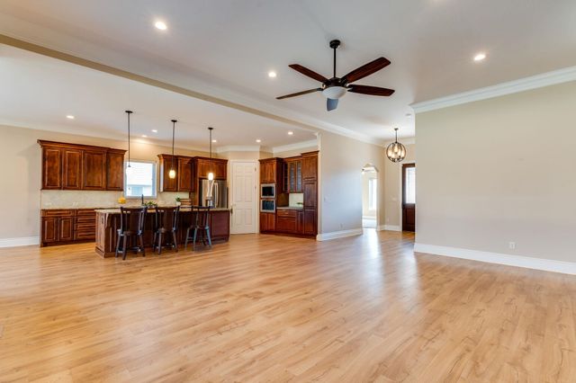 214 E Timber Creek St, Haysville, KS 67060