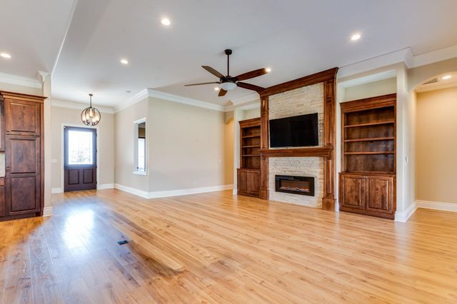 214 E Timber Creek St, Haysville, KS 67060