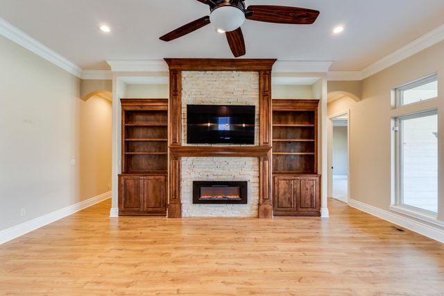 214 E Timber Creek St, Haysville, KS 67060