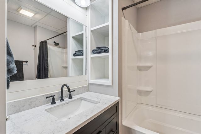 4870 Andrews Place, Pleasant Hill, IA 50327