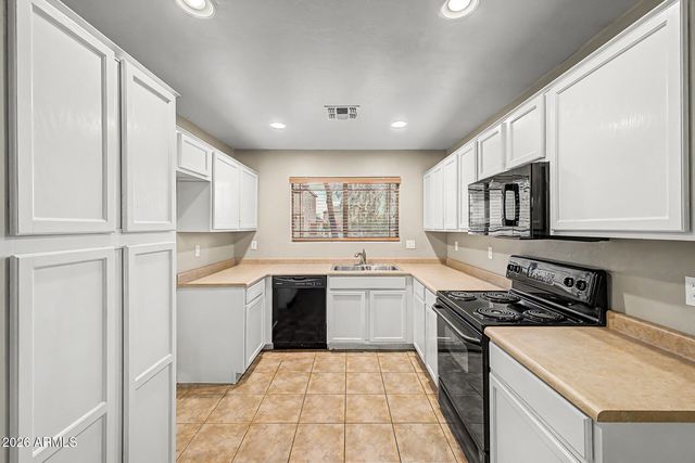 17 W DESERT VISTA Trail, San Tan Valley, AZ 85143