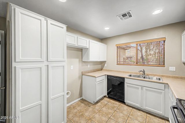 17 W DESERT VISTA Trail, San Tan Valley, AZ 85143