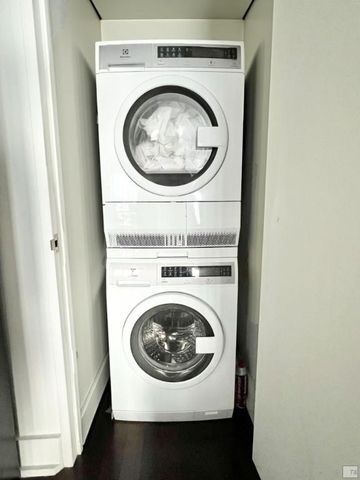 350 W 42nd St Apt 33F, New York City, NY 10036