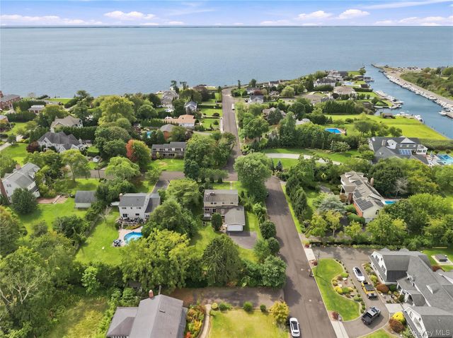 4 Saltmeadow Lane, Bayport, NY 11705