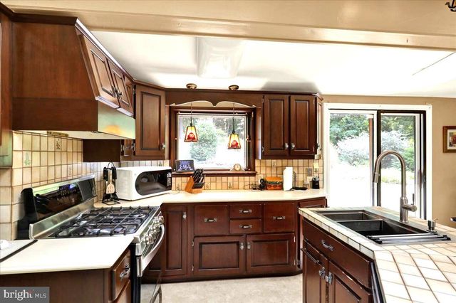 126 W NEVERSINK RD, Reading, PA 19606