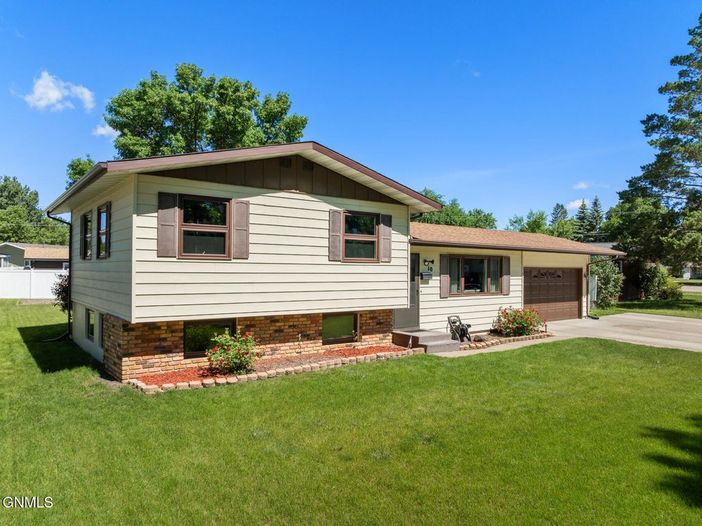 10 22nd Street SW, Minot, ND 58701 photo 2