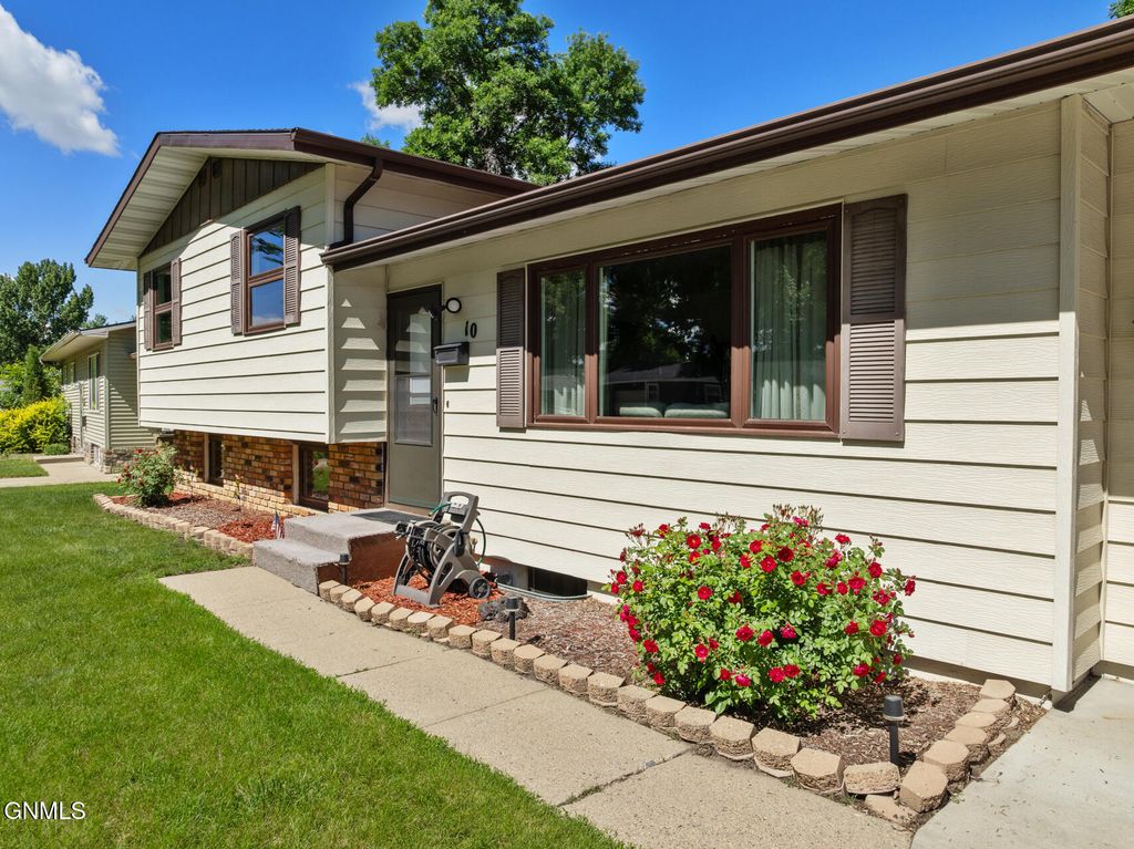 10 22nd Street SW, Minot, ND 58701 photo 4