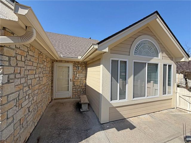 823 Devon Drive, Lee's Summit, MO 64064