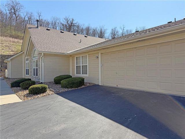 823 Devon Drive, Lee's Summit, MO 64064