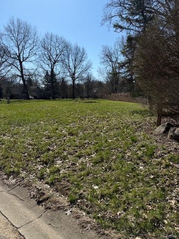 5926 Hunters Ridge Drive, Washington, MI 48094
