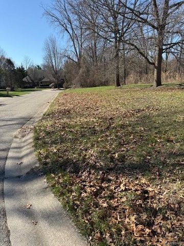 5926 Hunters Ridge Drive, Washington, MI 48094