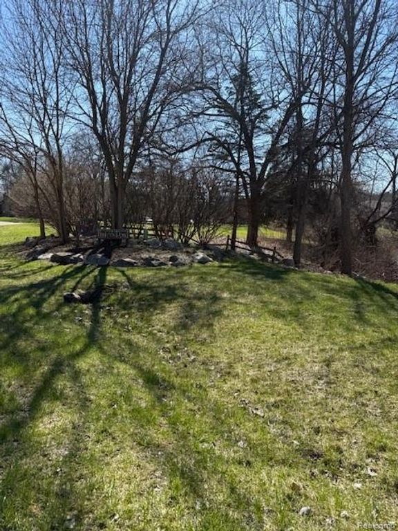 5926 Hunters Ridge Drive, Washington, MI 48094