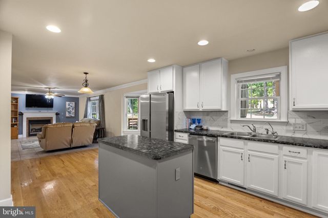 1702 LAKESIDE DR, Harpers Ferry, WV 25425