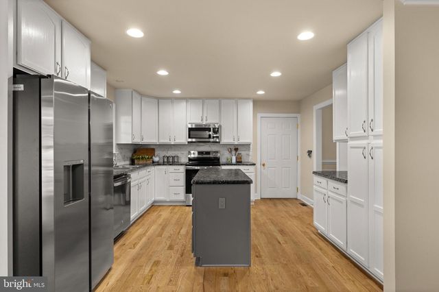 1702 LAKESIDE DR, Harpers Ferry, WV 25425