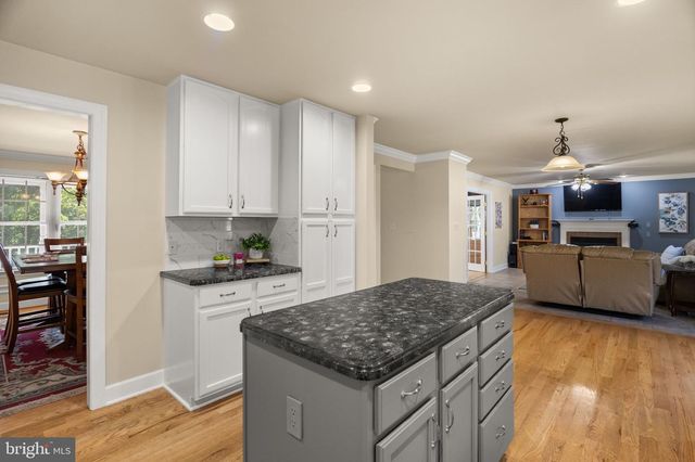 1702 LAKESIDE DR, Harpers Ferry, WV 25425