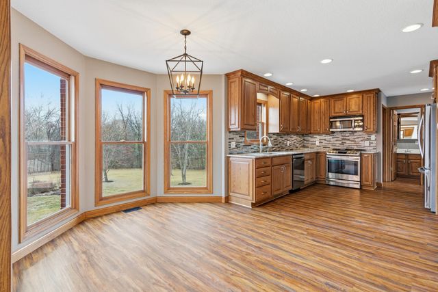 18302 HUNTERS RIDGE CT., Boonville, MO 65233