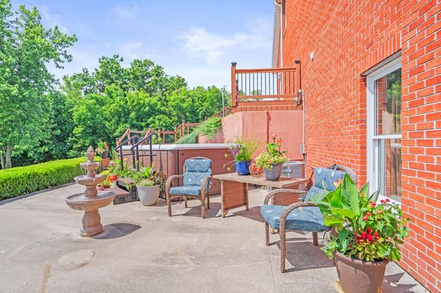 18302 HUNTERS RIDGE CT., Boonville, MO 65233