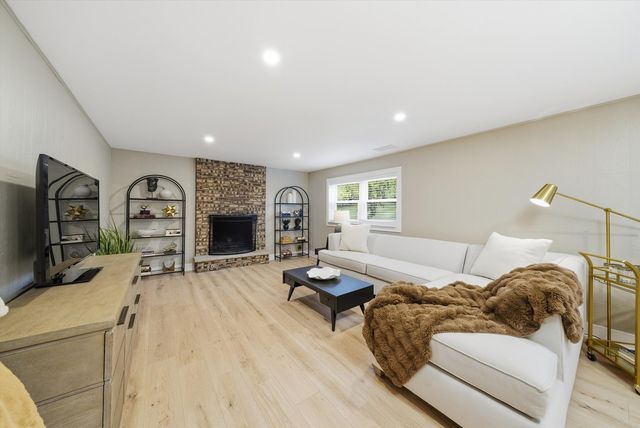 7725 Sawyer Road, Darien, IL 60561