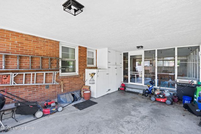 2722 Shannon Dr, Louisville, KY 40220