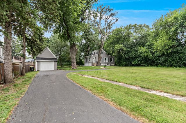 28 S Richmond Avenue, Westmont, IL 60559