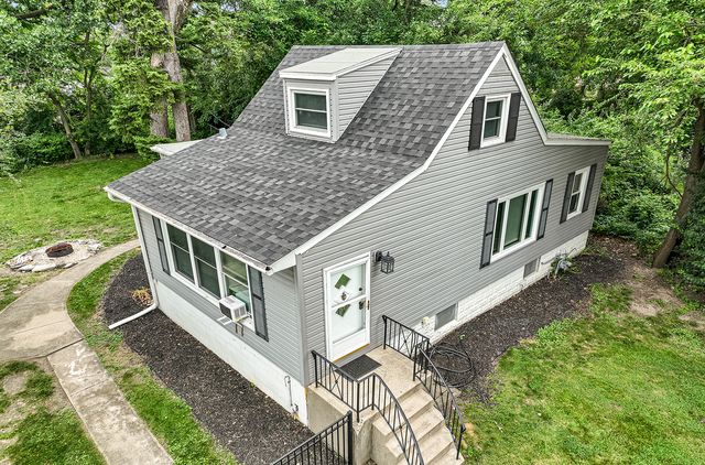 28 S Richmond Avenue, Westmont, IL 60559