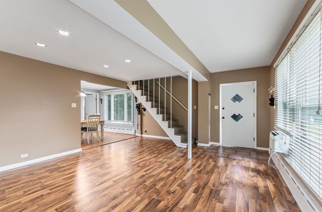 28 S Richmond Avenue, Westmont, IL 60559