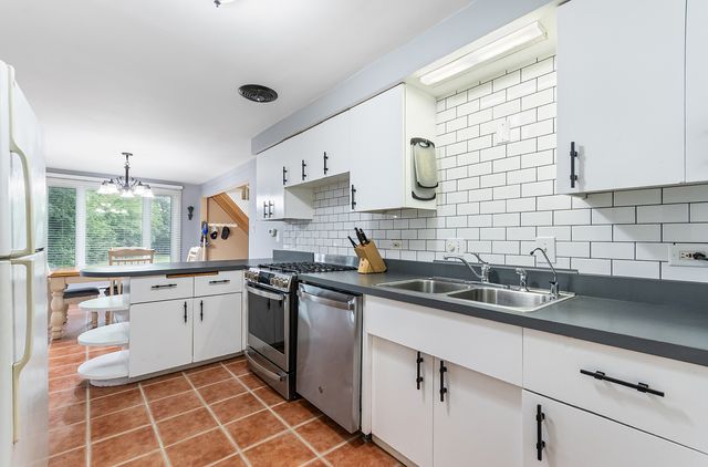 28 S Richmond Avenue, Westmont, IL 60559