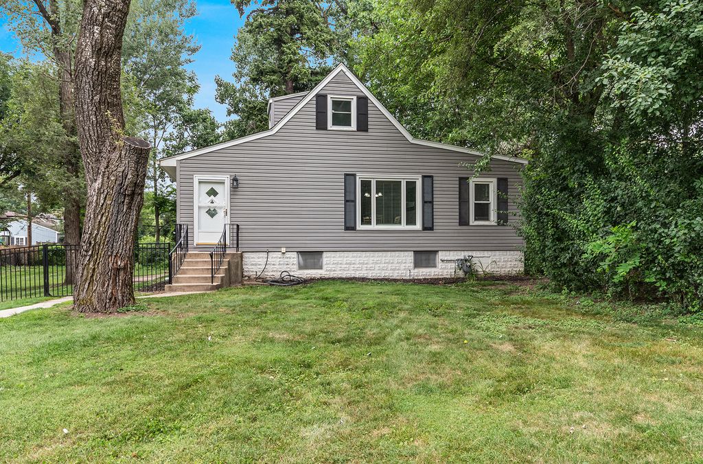 28 S Richmond Avenue, Westmont, IL 60559