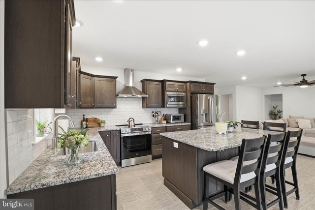 1624 FOUNTAIN ROCK DR, Dover, PA 17315