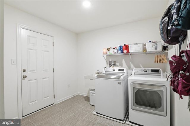 1624 FOUNTAIN ROCK DR, Dover, PA 17315