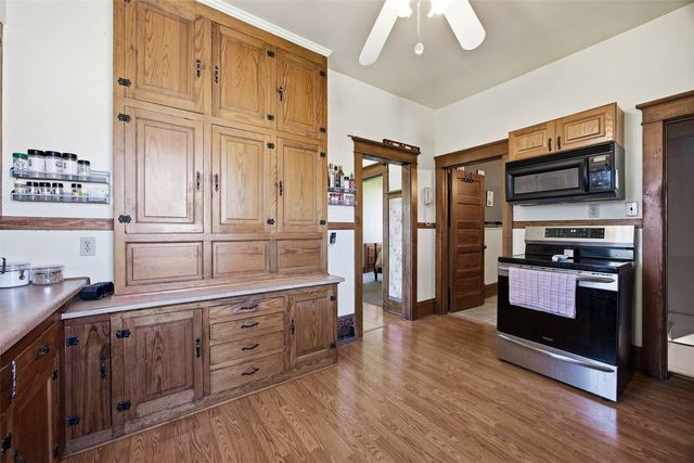231 Highland Dr NW, Cedar Rapids, IA 52405