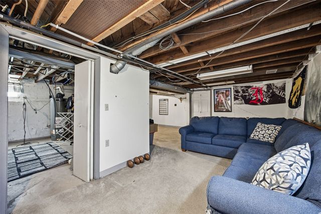 231 Highland Dr NW, Cedar Rapids, IA 52405