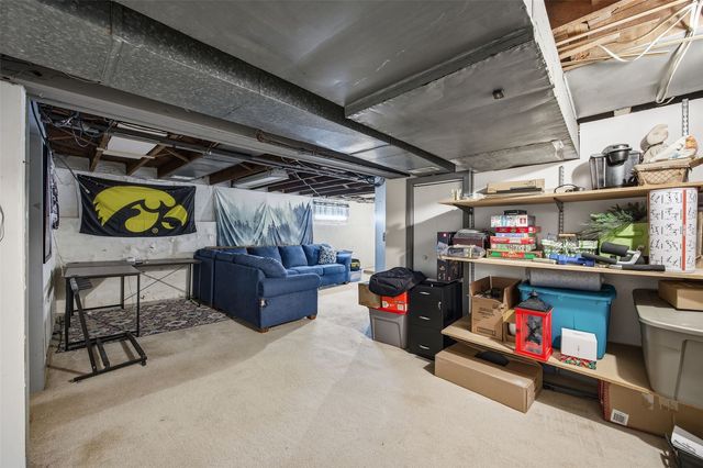 231 Highland Dr NW, Cedar Rapids, IA 52405